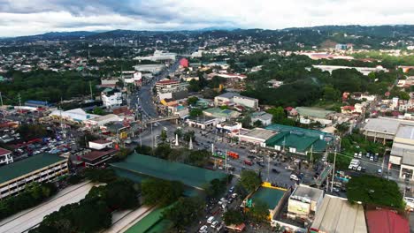 Stabile-Schöne-Aussicht-Auf-Die-Landschaft-Von-Der-Stadt-Taytay-Rizal,-Philippinen,-Die-Lange,-Stark-Befahrene-Autobahn,-Der-Bewölkte-Himmel-Und-Die-Bergsilhouette-Darüber
