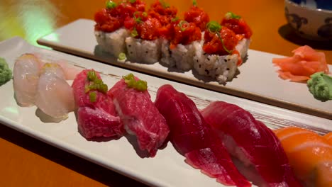 Hermosa-Selección-De-Sushi-Tradicional-En-Un-Restaurante-Japonés,-Rollo-De-Atún-Picante-Y-Wasabi,-Pescado-Crudo-Sobre-Arroz,-Tiro-De-4k