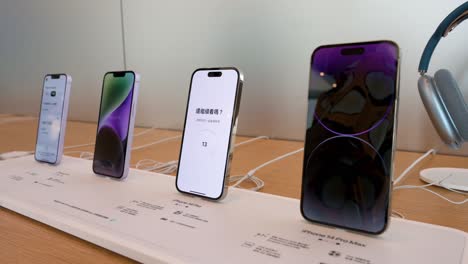 Los-Nuevos-Modelos-De-Iphone-14-De-Apple-Se-Exhiben-En-La-Tienda-Oficial-De-Apple-Durante-El-Día-De-Lanzamiento-De-La-Nueva-Serie-Iphone-14-En-Hong-Kong