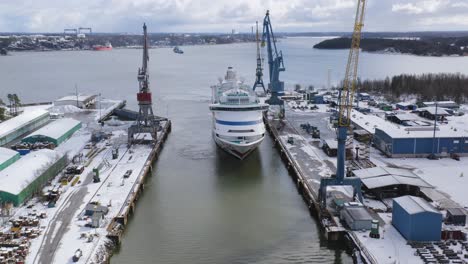 Cruise-vessel-AidaVita-manoeuvring-alongside-at-Turku-BRLT-repair-yard-assisted-by-Alfons-Håkans'-tug-boat-Dunker