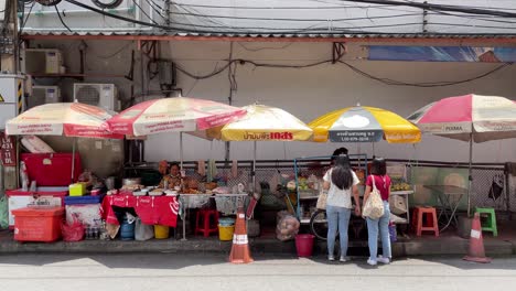 Vendedores-De-Puestos-Móviles-A-Lo-Largo-De-Silom,-Bangkok