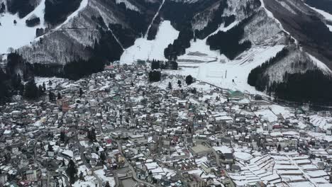 dense-populated-mountain-ski-resort-village-nozawa-onsen-in-japan-during-winter