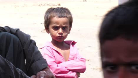 Armes-Junges-Weibliches-Kind,-Das-Während-Der-Fluthilfe-In-Belutschistan-Steht-Und-Verzweifelt-Aussieht