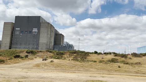 Schwenk-über-Das-Kernkraftwerk-Sizewell-B-Entlang-Der-Küste-Von-Suffolk