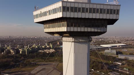 Hochfliegende-Drohnenaufnahme-Von-Der-Spitze-Des-Torre-Espacial-Im-Stadtpark-Bei-Sonnenuntergang-In-Buenos-Aires