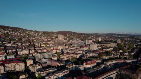 Unglaubliche-Luftaufnahme-Der-Stadt-Zürich-über-Der-Limmat,-Schweiz,-Tag