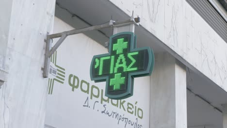 Letrero-De-Farmacia-Led-Animado-Al-Aire-Libre-Atenas,-Grecia