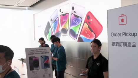 Los-Trabajadores-De-Apple-Se-Preparan-Para-Atender-A-Los-Clientes-Para-Sus-Ventas-De-Pedidos-Anticipados-Durante-El-Día-De-Lanzamiento-De-Los-Nuevos-Teléfonos-Inteligentes-De-La-Serie-Iphone-14-En-La-Tienda-Oficial-De-Apple-En-Hong-Kong
