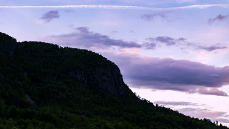 Zeitraffer-Des-Sonnenuntergangs-Hinter-Der-Bergkette,-Der-Wunderschöne-Lilafarbene-Wolken-Erzeugt,-Die-Vorbeiziehen
