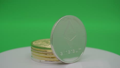 Der-Preis-Der-Ethereum-Kryptowährung-Steigt---Die-Metall-Ethereum-Münze-Dreht-Sich-Vor-Dem-Grünen-Hintergrund