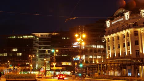Lapso-De-Tiempo-De-Día-A-Noche-De-Kalvin-Square-Budapest,-Con-Oficina-Moderna-Y-Edificio-Antiguo,-Tranvía-Y-Tráfico-De-Vehículos,-2022,-Septiembre