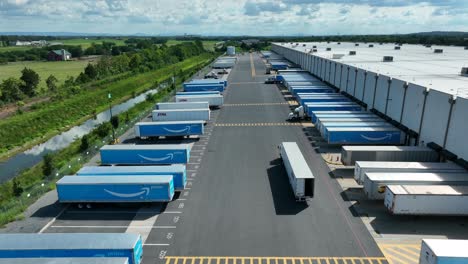 Camiones-Jockey-Y-Remolques-En-El-Centro-De-Distribución-De-Almacenes-De-Amazon