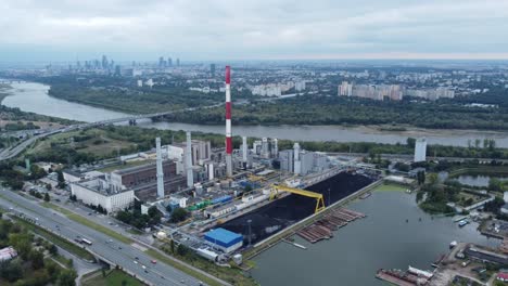 Eine-Drohnenaufnahme-Des-Kohlekraftwerks-Żerań-In-Warschau,-Polen