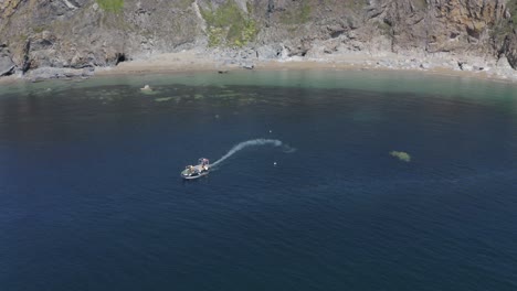 Krabbenboot-Fährt-In-Tieferes-Wasser,-Nachdem-Es-Fallen-In-Küstennähe-Aufgenommen-Hat