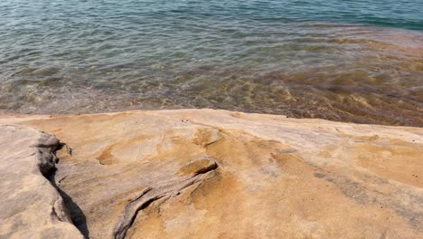 Nahaufnahme-Glatte-Felsformationen-Abgebildet-Felsen-Lake-Superior-Michigan-Küste-Wellen-Klares-Wasser-Sonnig