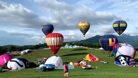 Taitung,-Taiwan--5.-Juli-2022:-Luftballons-Fliegen-Oben,-Sichtwinkel-Vom-Boden-Aus-Geschossen