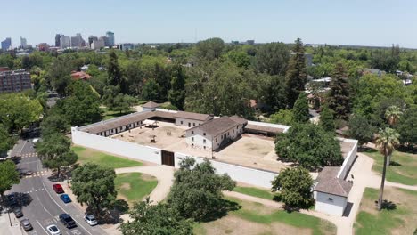 Close-up-aerial-shot-pushing-in-on-Sutter's-Fort-in-Sacramento