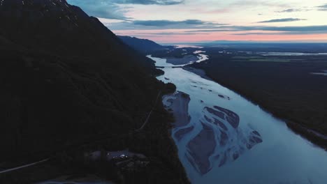 Dramatische-Luftaufnahme-Des-Gletschers,-Der-Von-Den-Bergen-In-Anchorage,-Alaska,-Fließt