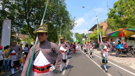 Un-Desfile-De-Soldados-De-Palacio-Que-Van-De-La-Mano