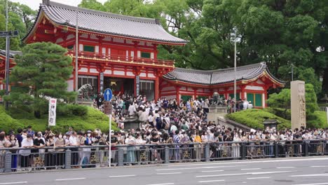 Gates-of-Gion-Shrine,-Yasaka-Jinja-as-Gion-Matsuri-Festival-Begins-in-Kyoto