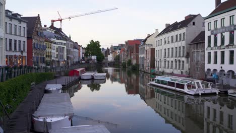 Gent,-Historischer-Stadtkanal-Mit-Alten-Gebäuden,-Die-Sich-Im-Wasser-Spiegeln
