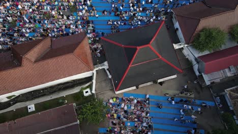 Vista-Aérea,-Adoradores-Rezando-Eid-Al-adha-O-Eid-Al-fitr-En-El-Patio-De-La-Mezquita-Kauman-En-Yogyakarta