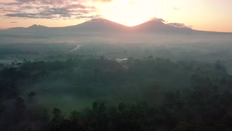 Absteigender-Drohnenflug-über-Die-Berge-Rund-Um-Den-Borobudur-Tempel-In-Indonesien-Bei-Sonnenaufgang