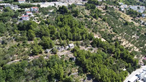 Una-Antigua-Ruina-En-La-Verde-Campiña-Croata-En-Dalmacia-En-El-Mar-Adriático,-Clima-Agradable-Y-Soleado