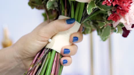 Woman-preparing-a-bouquet-of-flowers-for-event