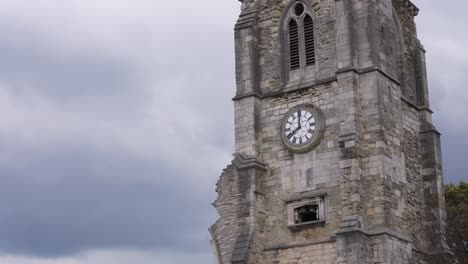Slow-tilt-down-on-an-overcast-day-of-Holyrood-Church-in-Southampton,-UK