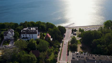 Luftlandschaft-Von-Straßen-Und-Modernen-Hotelgebäuden-Am-Küstenboulevard-In-Gdynia,-Polen-An-Einem-Sonnigen-Morgen
