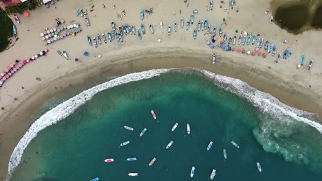 Natürliche-Bucht-Strand-Antenne-Drohne-Fliegen-über-Sand-Türkis-Meer-Wasser-Segelboote