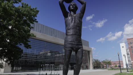 Larry-Bird-statue-on-the-campus-of-Indiana-State-University-in-Terre-Haute,-Indiana-with-video-tilting-up