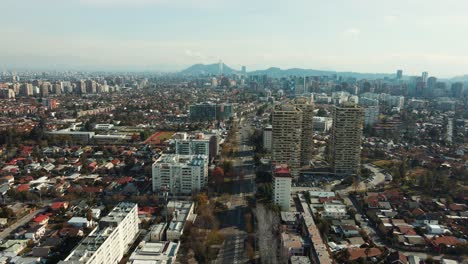 Stadtbild-Von-Las-Condes,-Metropolregion-Santiago,-Chile---Luftdrohnenaufnahme