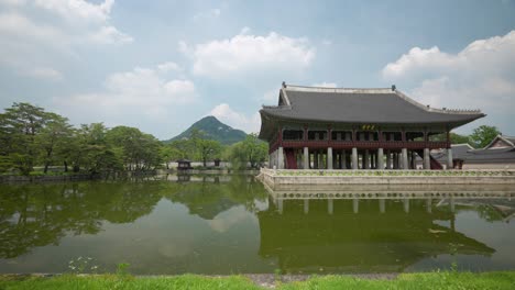 Pabellón-Gyeonghoeru-En-El-Palacio-Gyeongbokgung-Amplio-Paisaje-Con-Lago-En-Un-Día-Nublado-De-Verano