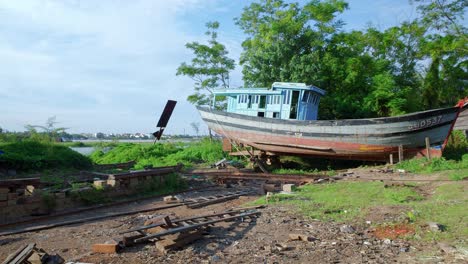 Un-Barco-Tradicional-Vietnamita-De-Pesca-Y-Carga-Espera-En-El-Duro-Mantenimiento
