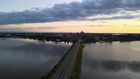 Sonnenuntergang-Luftbild-Stadt-Mantua-Italien-Mit-Drohne-In-4k