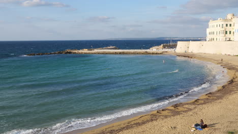 Strand-Der-Reinheit-In-Gallipoli,-Italien-Mit-Entspannenden-Menschen
