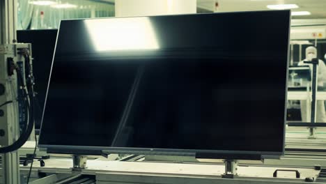 Moderne-Fernseherproduktion,-Blick-Auf-Die-Montagelinie,-Bildschirmtestprozess-Auf-Dem-Förderband