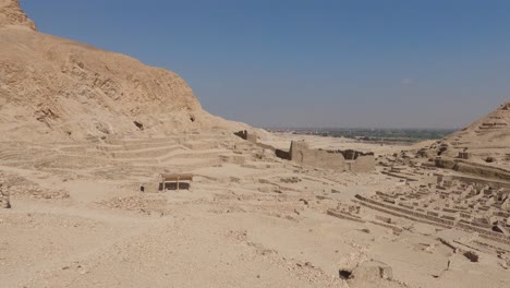 Ruinas-De-Deir-El-medina-También-Conocido-Como-Dayr-Al-madīnah,-Antigua-Aldea-De-Trabajadores-Egipcios,-Luxor,-Egipto