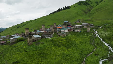 Mittelalterliches-Dorf-Adishi-Auf-Hochlandbergen-In-Der-Region-Svaneti-In-Georgien