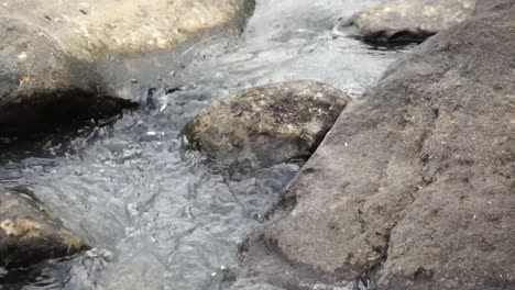 Wasser-Fließt-Zwischen-Den-Felsen-Mit-Geringem-Wasserabfluss-In-Der-Trockenzeit