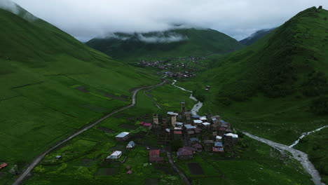 Vista-Panorámica-Del-Pueblo-De-Ushguli-En-Las-Estribaciones-Del-Monte-Shkhara-Con-Cielo-Nublado-En-Svaneti,-Georgia