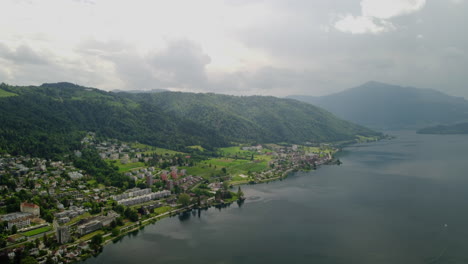 Vuelo-Sobre-El-Lago-Zug-En-Suiza-Con-Montañas-Al-Fondo