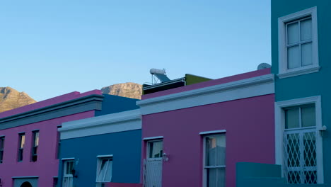 Zugeschnittene-Schwenkaufnahme-Von-Farbenfrohem-Bo-Kaap-Mit-Tafelberghintergrund