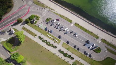 Vista-Aérea-De-Los-Vehículos-Estacionados-En-La-Plaza-Arka-Gdynia-En-Gdynia,-Polonia