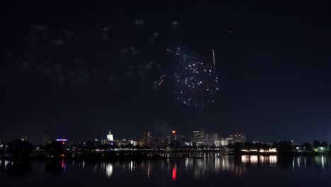 Harrisburg,-Pennsylvania---4.-Juli-2022:-Feuerwerk-über-Der-Hauptstadt-Harrisburg,-Pennsylvania-Von-Der-Anderen-Seite-Des-Susquehanna-River