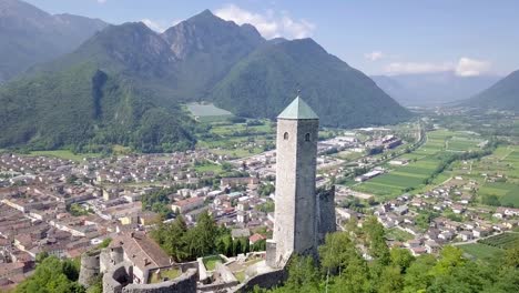 Vista-Panorámica-Aérea-De-Borgo-Valsugana-En-Trentino-Italia-Con-Vistas-A-La-Ciudad-Y-Las-Montañas