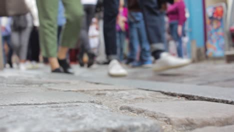 Verschwommene-Füße-Von-Touristen-Und-Militär,-Die-Auf-Dem-Bürgersteig-In-Paris-Montmartre-Spazieren