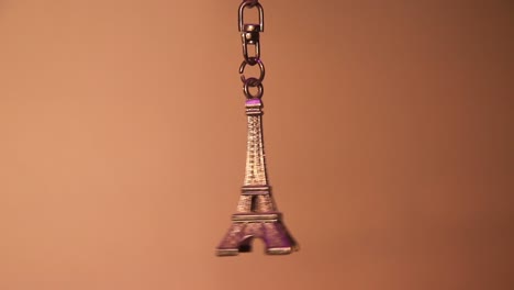 Primer-Plano-Del-Llavero-Colgante-Mini-Torre-Eiffel
